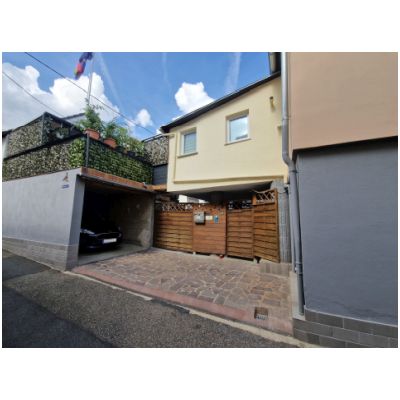 Schönes Einfamilienhaus mit Garage und Balkon, in idyllischer Lage auf Niederwerth 